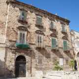Straordinario � poi un piccolo portale rinascimentale ormai murato che si trova alla destra del cinquecentesco Palazzo De Lerma